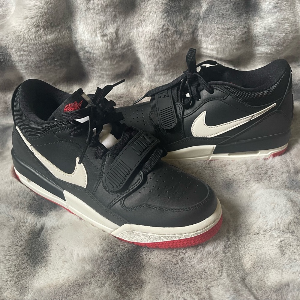 Nike Air Jordan Legacy Kids Size 6.5Y/Womens 8 only worn to try on.